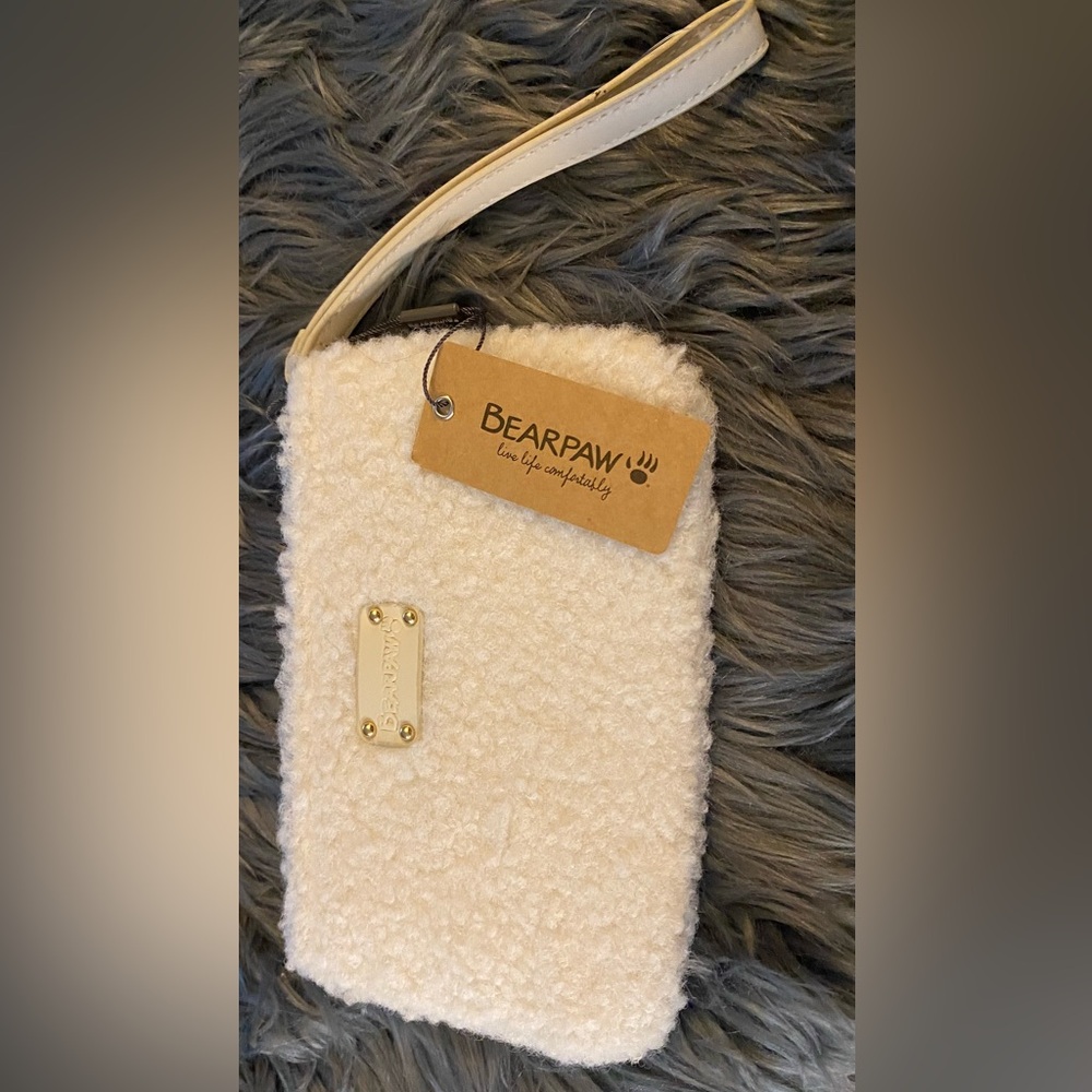 NWT Bearpaw Cream Textured Clutch Wrislet